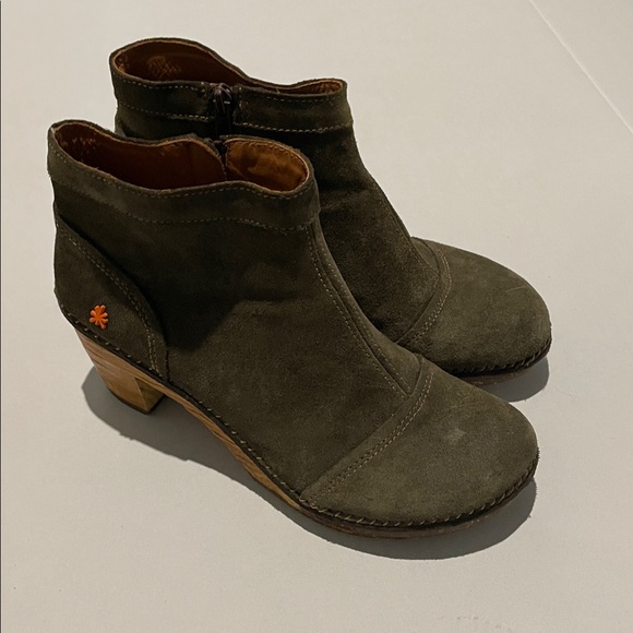 Art Suede Booties Green Made in Spain 41 / 9.5
Heel ~3” some cosmetic blemishes - Picture 1 of 13